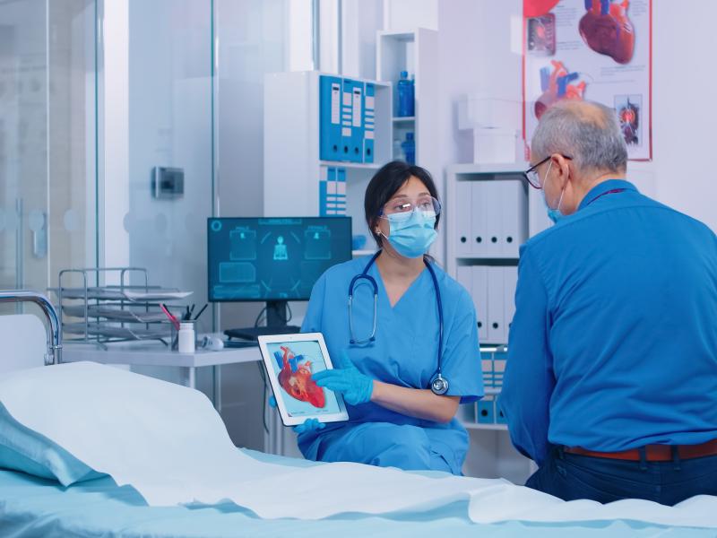 Doctorul ii explica pacientului importanta reabilitarii cardiace