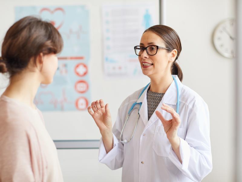 Doctor discutând cu pacientul său