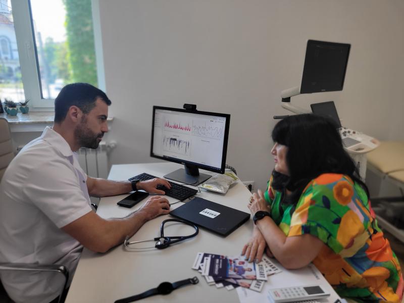 Medic vorbind cu pacientul