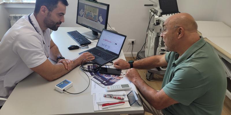 Medicul Stefan Busnatu discutand cu un pacient